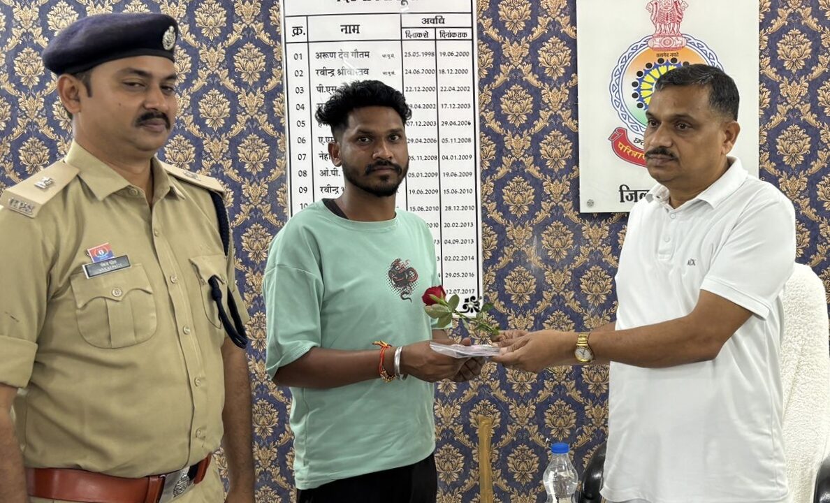 स्वतंत्रता दिवस पर कोरिया पुलिस की सराहनीय पहल –  3,75,000 रुपये के 15 गुमशुदा मोबाइल फोन उनके मालिकों को लौटाए