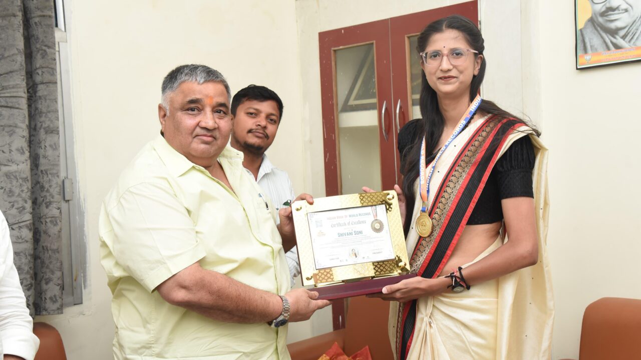 छत्तीसगढ़ की बेटी शिवानी सोनी ने रचा इतिहास, मंत्री राजेश अग्रवाल ने मुलाकात कर दी बधाई