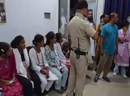नौकरी के झांसे में मानव तस्करी का भंडाफोड़, अंबिकापुर में 16 युवतियां समेत 20 लोग रेस्क्यू