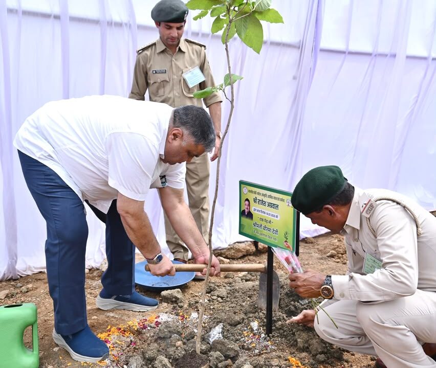 ‘एक पेड़ मां के नाम’ अभियान के तहत मंत्री राजेश अग्रवाल ने विधानसभा परिसर में लगाया पौधा, पर्यावरण संरक्षण का दिया संदेश